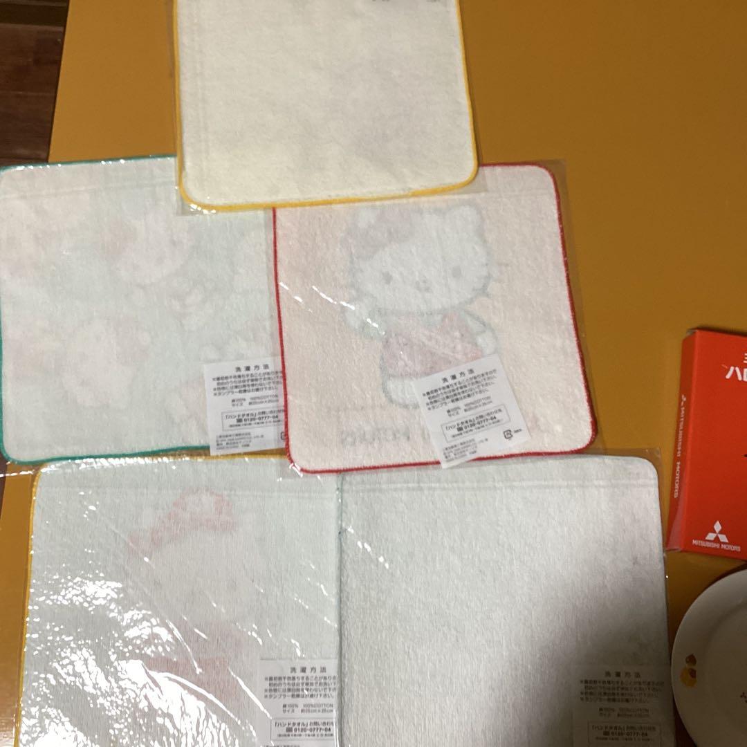 2204 ハローキティ×三菱自動車ハンカチ &食器 &レジャーシート