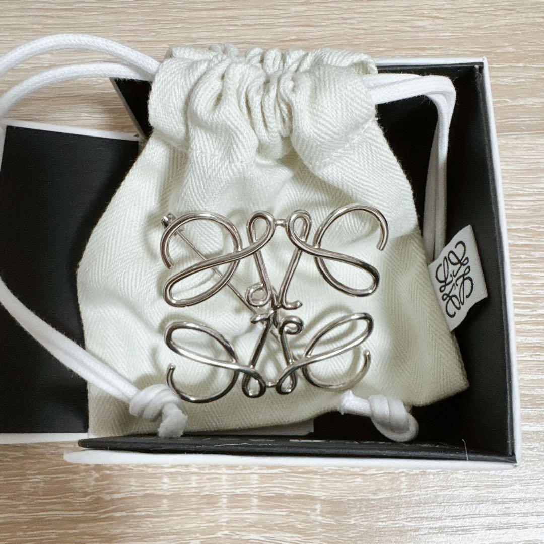 LOEWE アナグラム ブローチ(メタル)