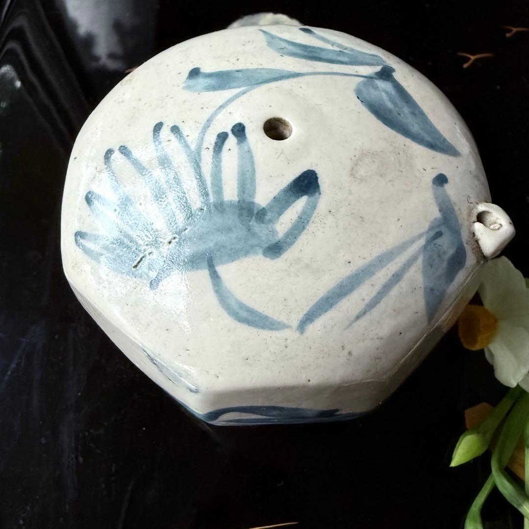 108様感謝‼️大陸の息吹‼️書人の心　染付草花文時代染付水注　水滴一点