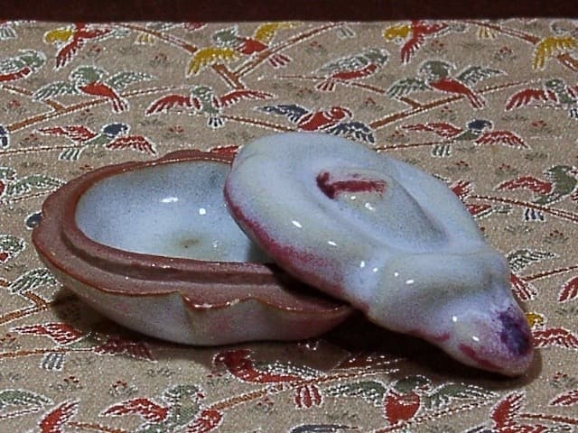 京焼・清水焼　二代 宇野宗甕作　玉椿香合　共箱　古物。