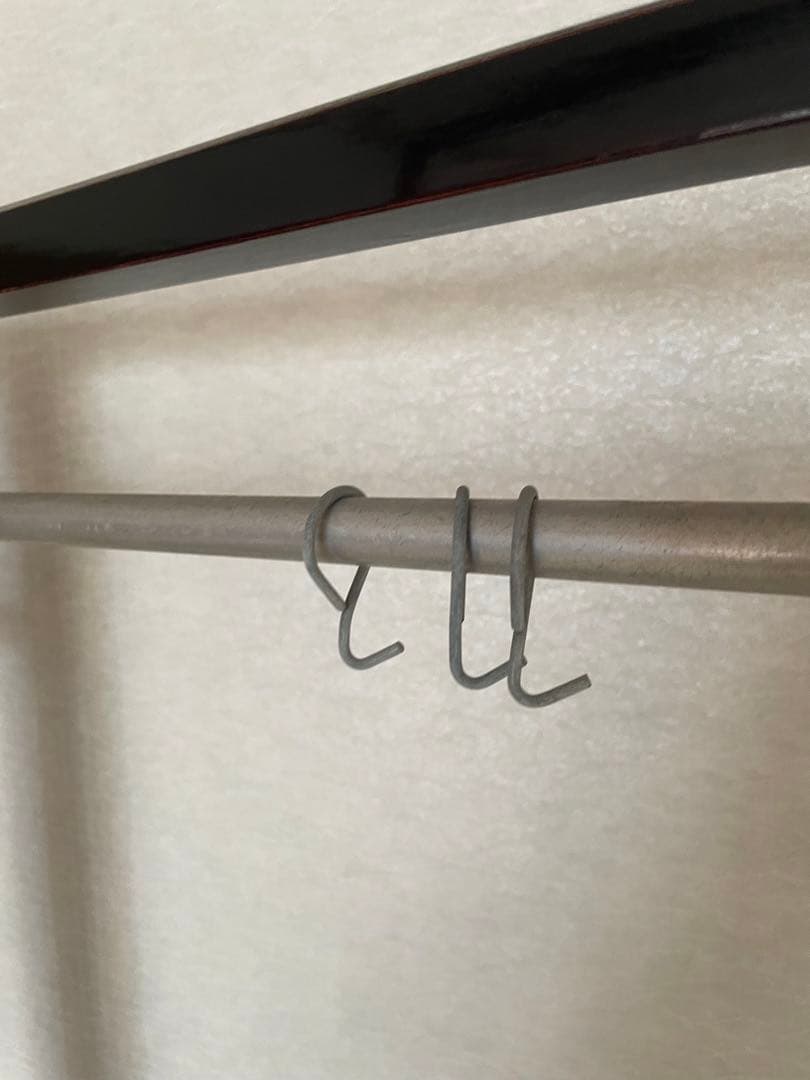 漆塗り　黒の木製衣桁 花の絵柄付き　着物掛け　着物ハンガー　衣桁　骨董品