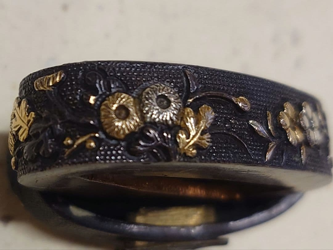 縁頭、赤銅魚子地に秋草に鶉図