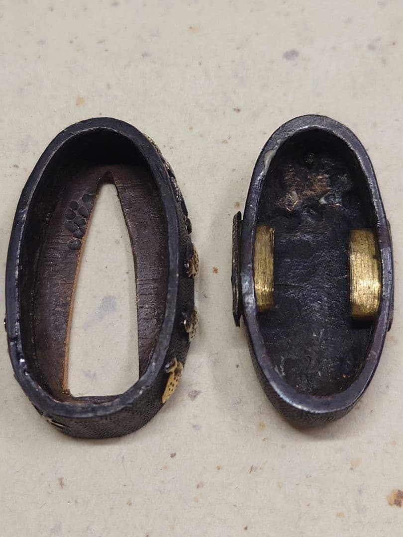 縁頭、赤銅魚子地に秋草に鶉図