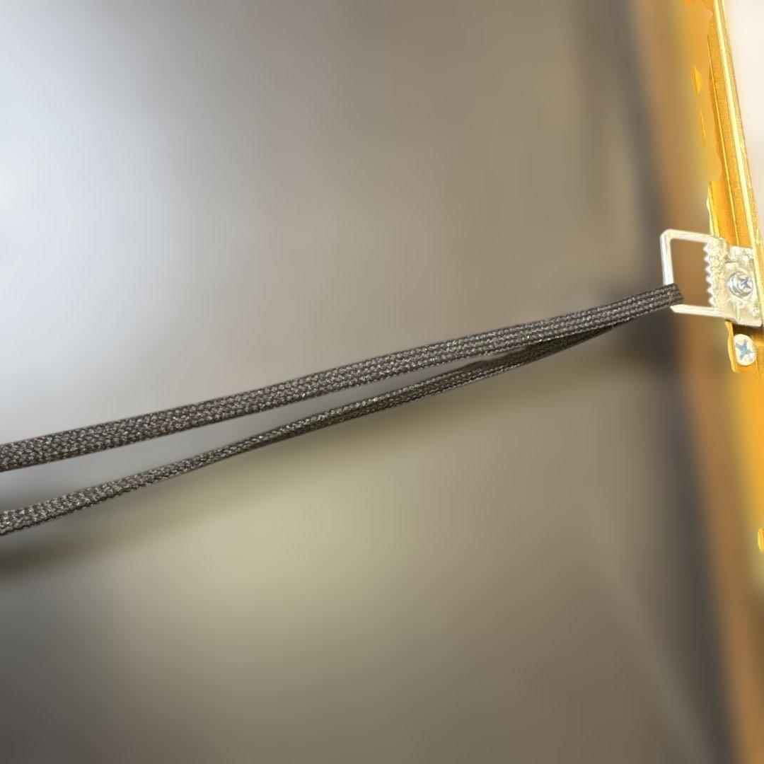 金色のレトロカーと都市風景のアート