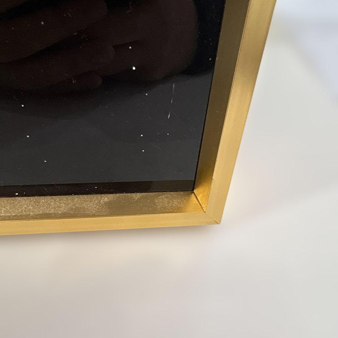 金色のレトロカーと都市風景のアート