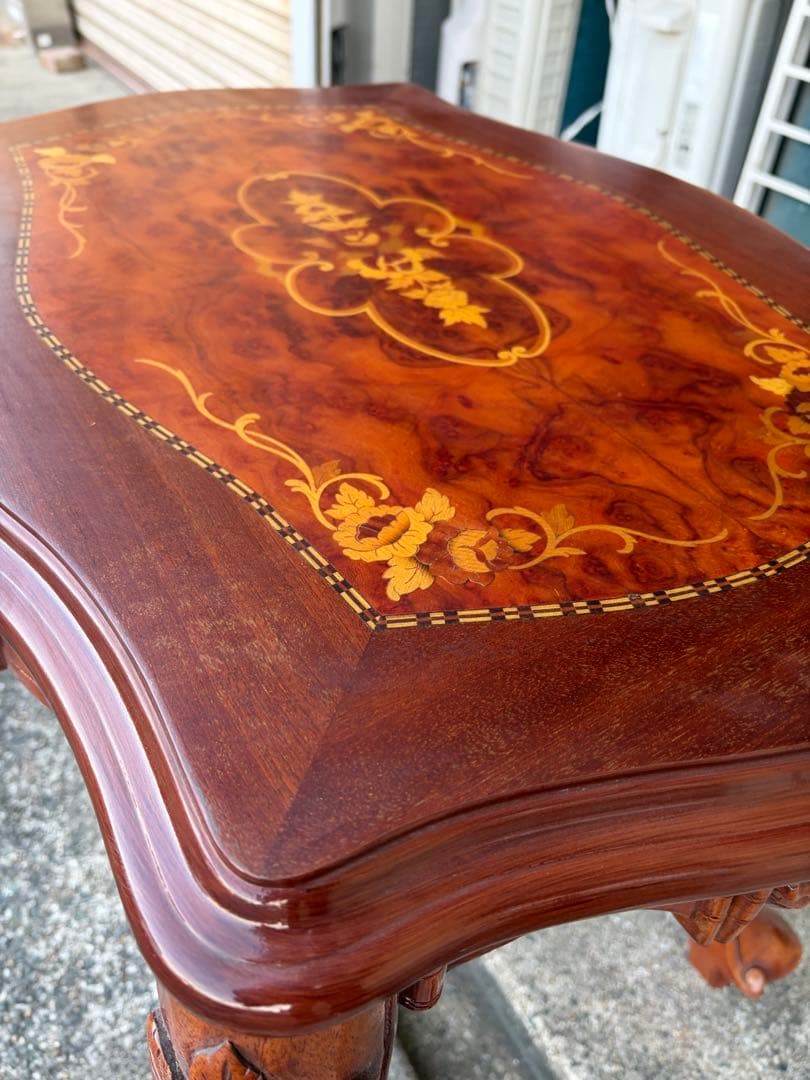 波形天板の木製テーブル