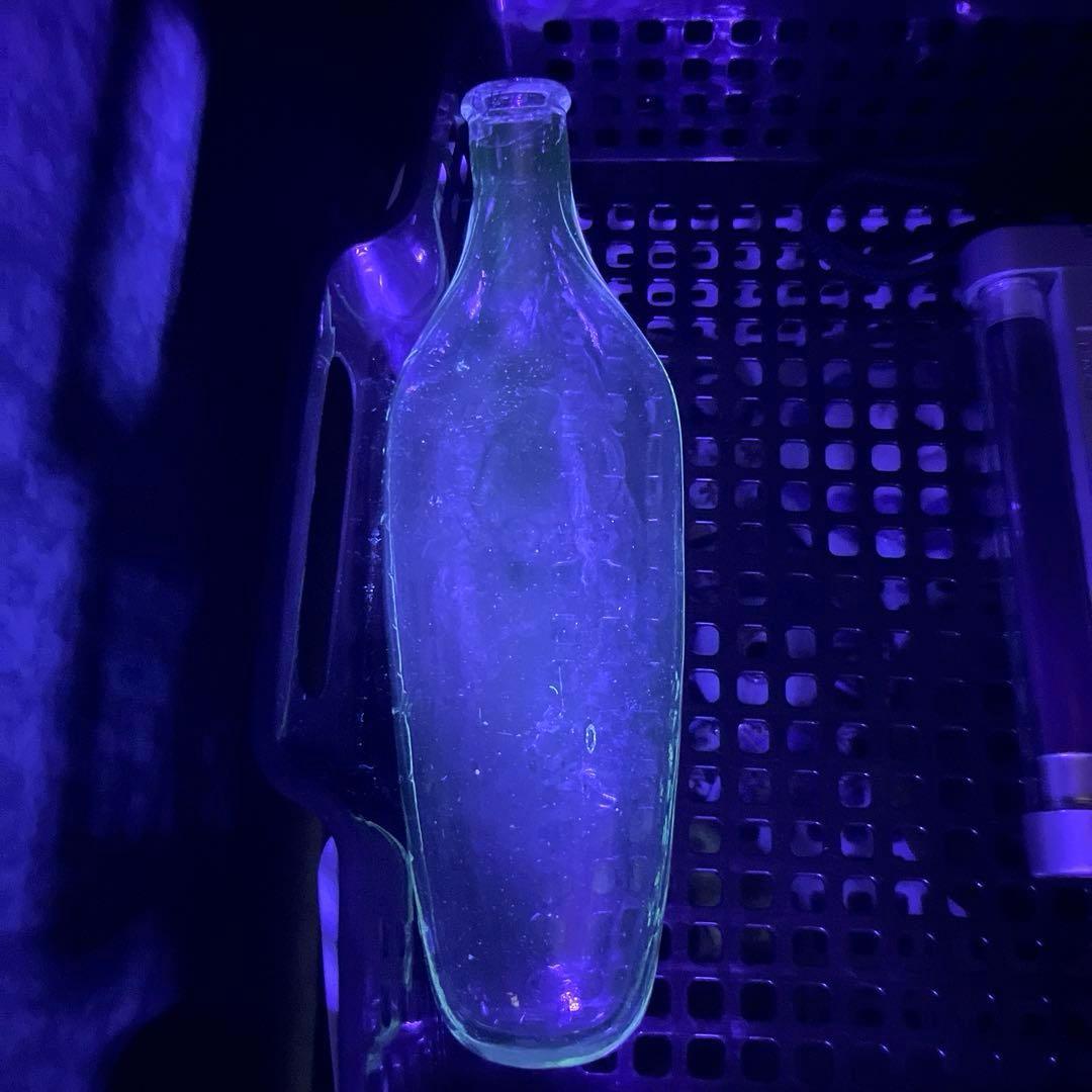 骨董　時代ガラス　希少　ウサギ哺乳瓶　ウサギ車エンボス　ウランガラス