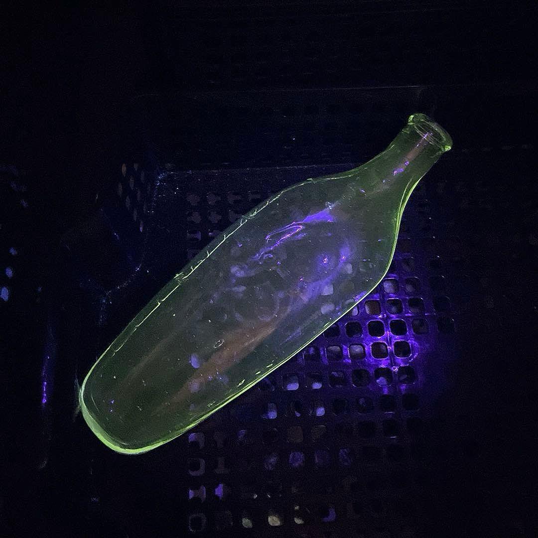 骨董　時代ガラス　希少　ウサギ哺乳瓶　ウサギ車エンボス　ウランガラス