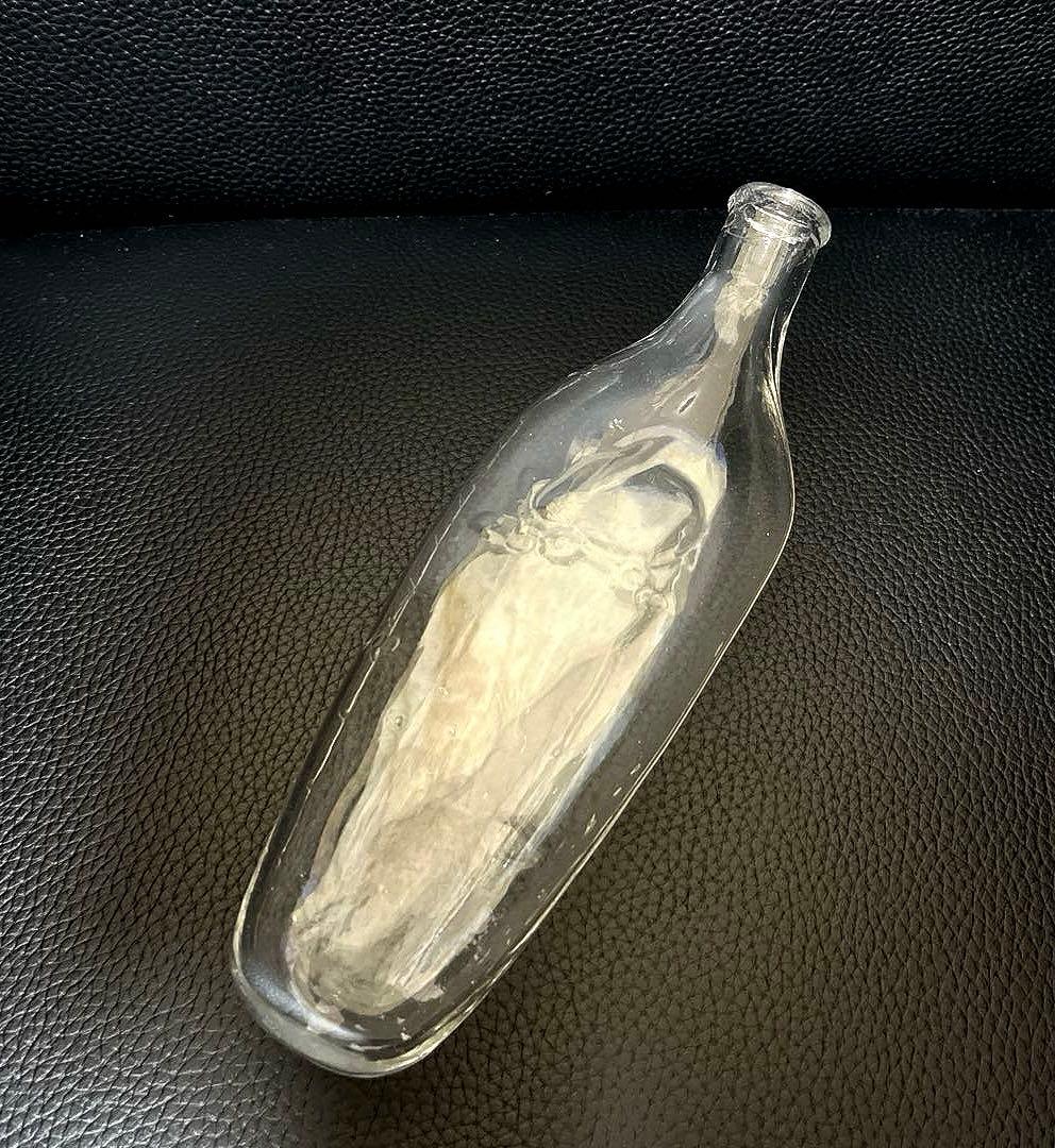 骨董　時代ガラス　希少　ウサギ哺乳瓶　ウサギ車エンボス　ウランガラス