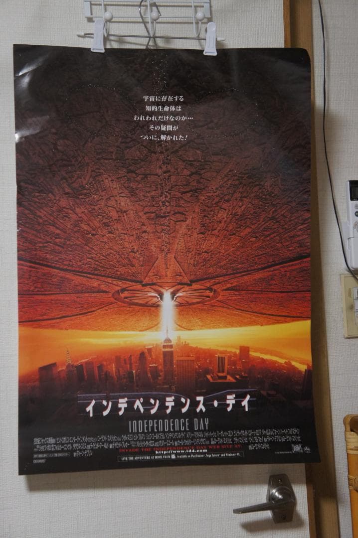 映画 ”インデペンデンスディ”のポスターと宣伝グッズのセットで新品・未使用です