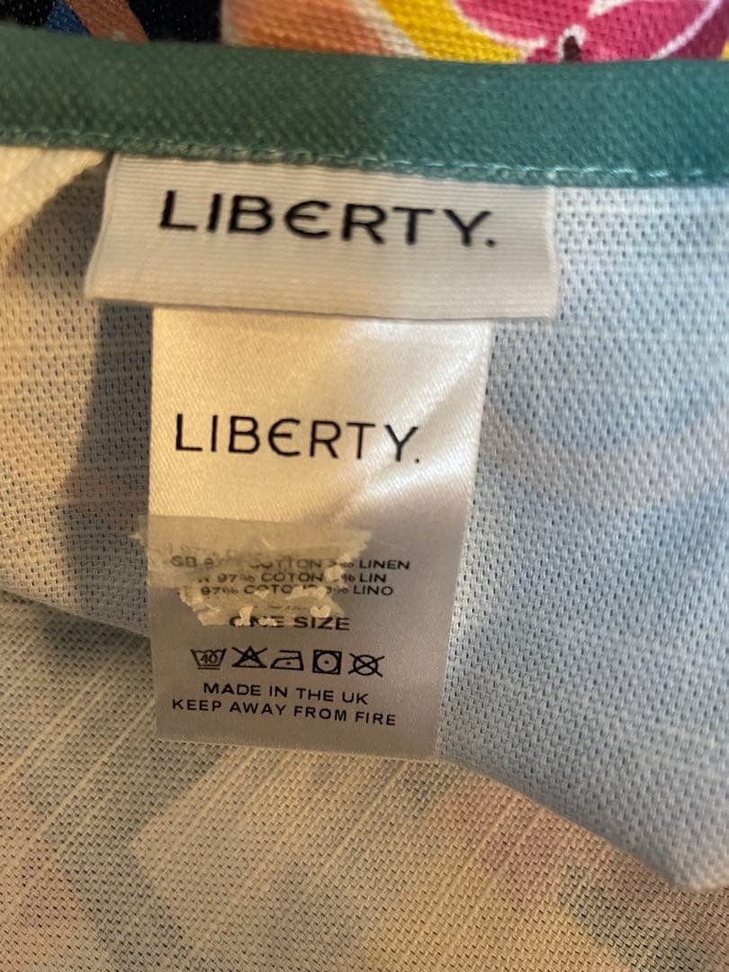 LIBERTY アートタペストリー 約70cm x 100cm