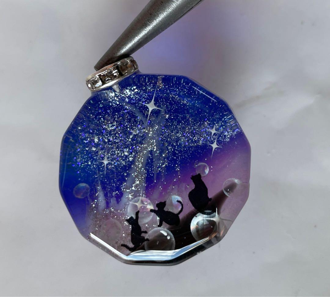 レジン/幻想の星空と子猫達　蓄光　オルゴナイトネックレス