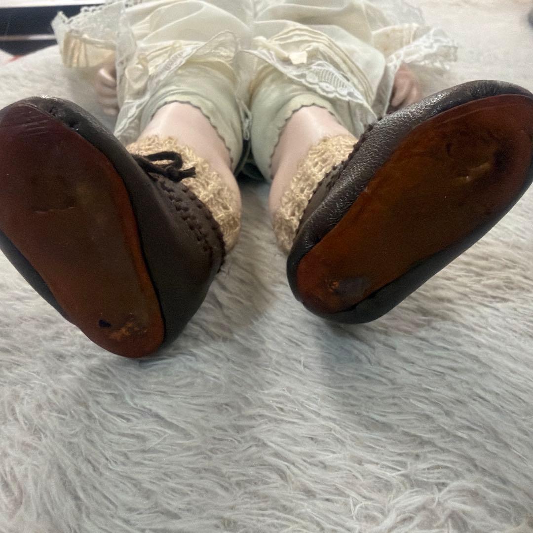 緑色のドレスと帽子の人形