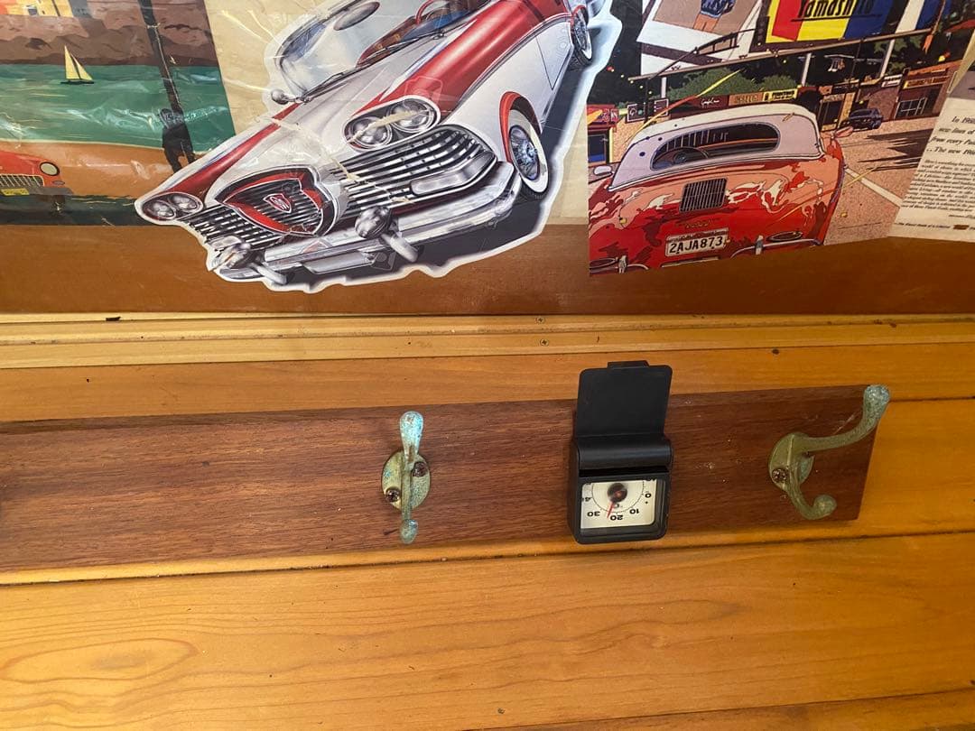 店舗用6連ハンガーフック色褪せてサビていますが、味があります。温度計付き