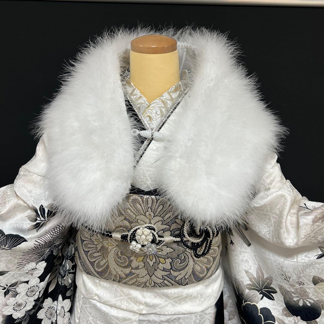 白地に黒　シックな椿や小花の振袖フルセット