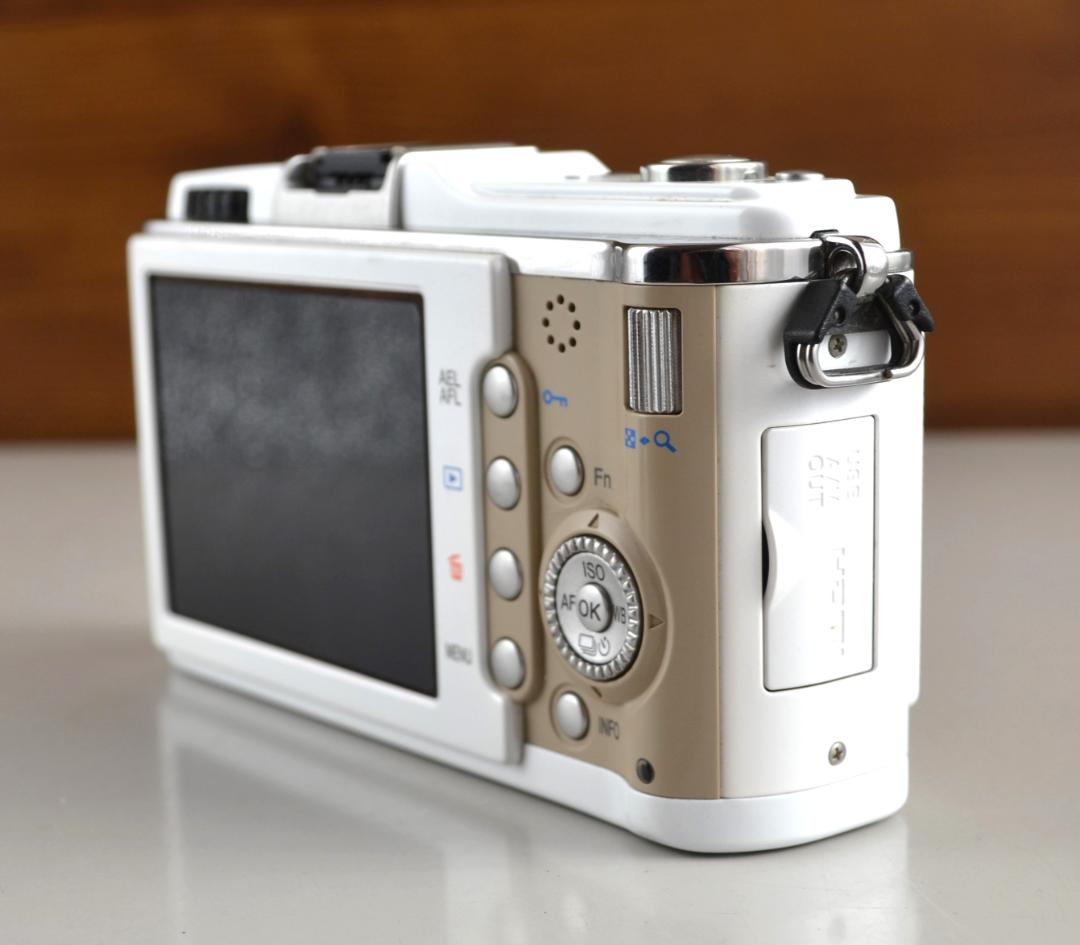 スマホ転送 OLYMPUS オリンパス PEN E-P1 レンズ付キットホワイト