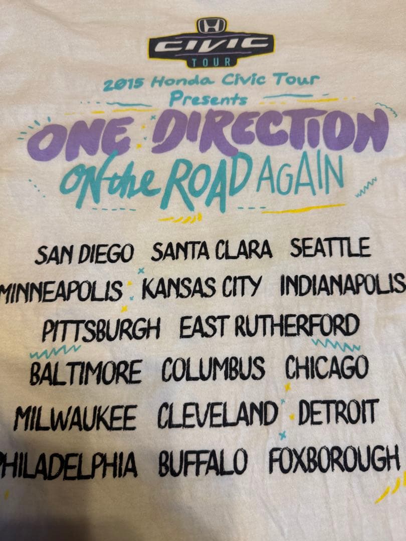 ワンダイレクションGILDAN白正規オリジナルツアーT、Mコピーライト入り