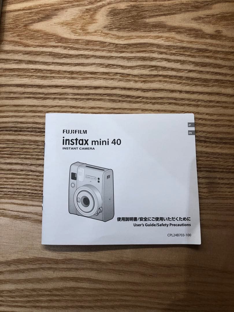 Fujifilm instax mini カメラと専用ケース フィルムはおまけ。