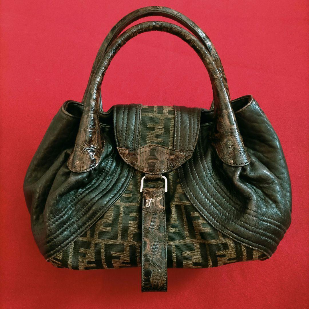 FENDI フェンディ ズッカ柄のスパイバッグ