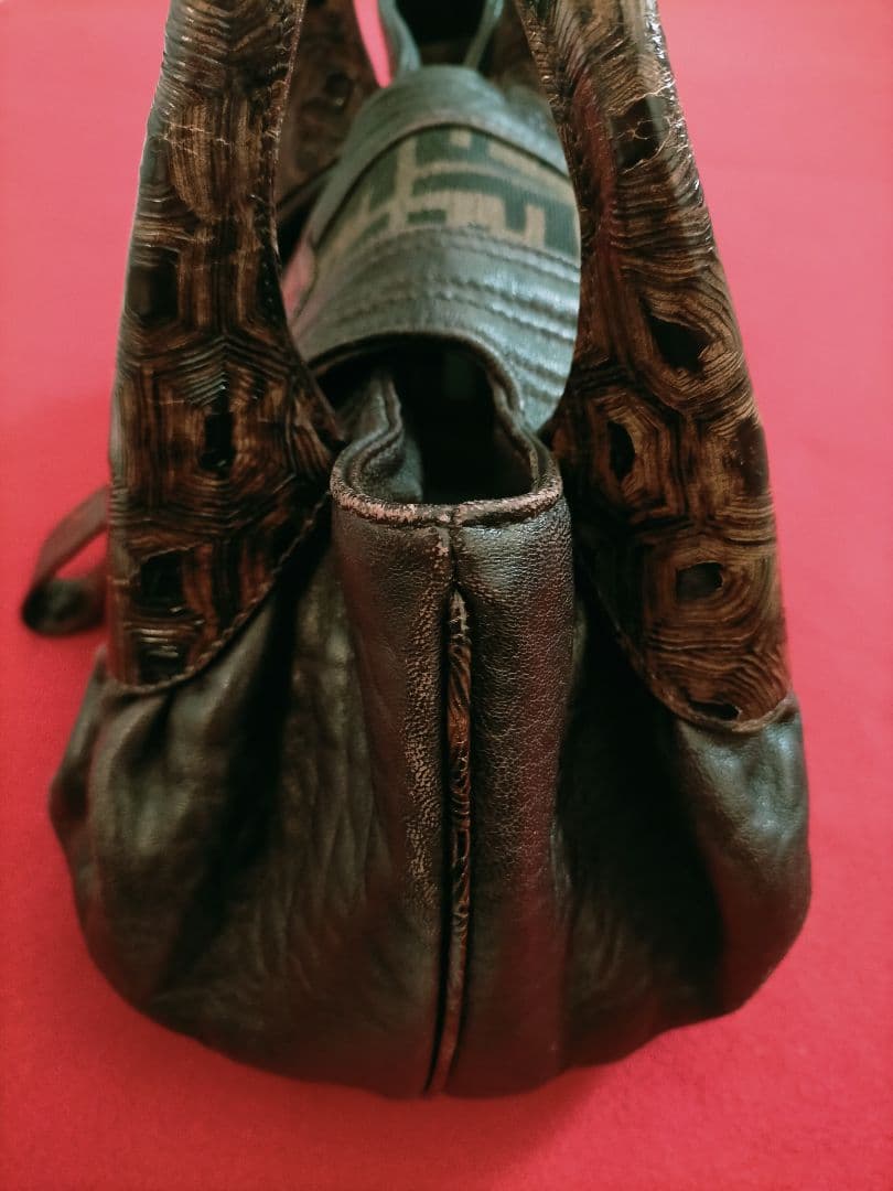 FENDI フェンディ ズッカ柄のスパイバッグ