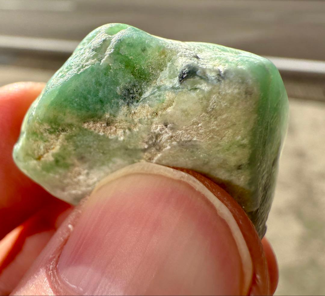 新潟県糸魚川市宮花海岸産ヒスイ輝石岩　海石