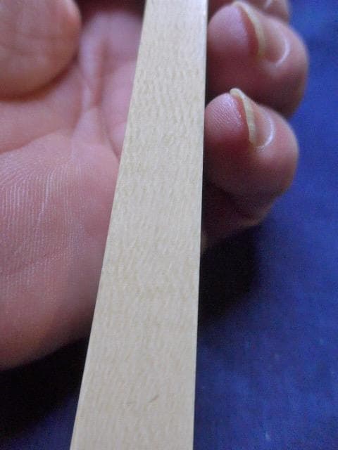 三味線の乳白色の撥です。目だつ傷はありませんが大変古いものです