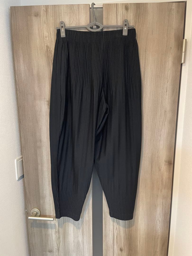 オムプリッセイッセイミヤケ　黒　消しプリーツパンツ