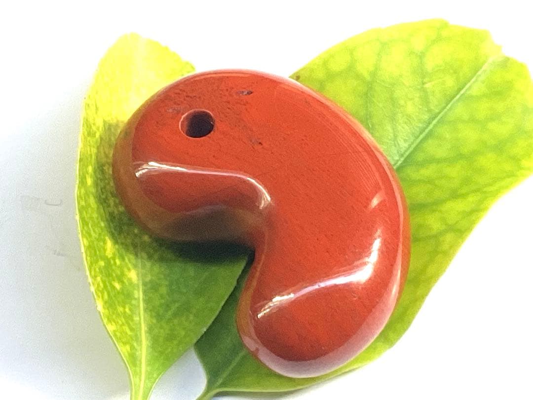 ✳天然の証【黒線】【黒筋】入り　佐渡赤石勾玉　特大サイズ　鑑別書無しの安価卸し