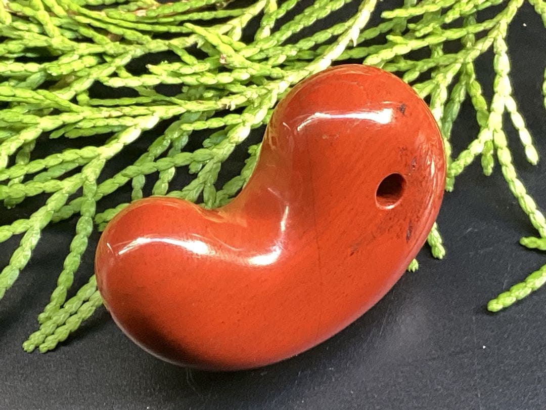 ✳天然の証【黒線】【黒筋】入り　佐渡赤石勾玉　特大サイズ　鑑別書無しの安価卸し