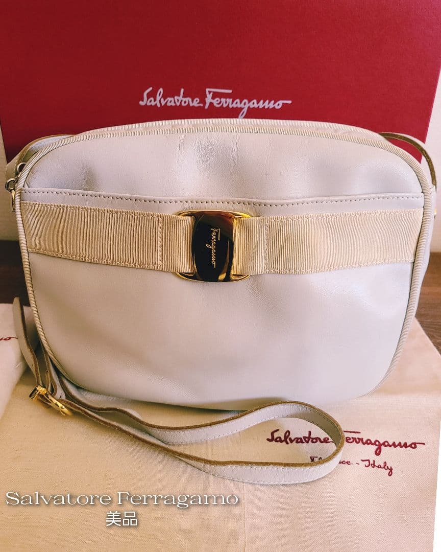 Salvatore Ferragamoショルダーバッグ 『 美品』グレージュ