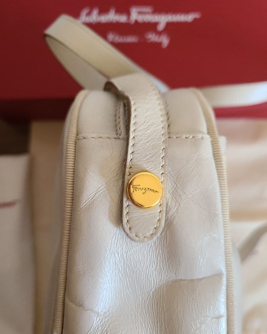 Salvatore Ferragamoショルダーバッグ 『 美品』グレージュ