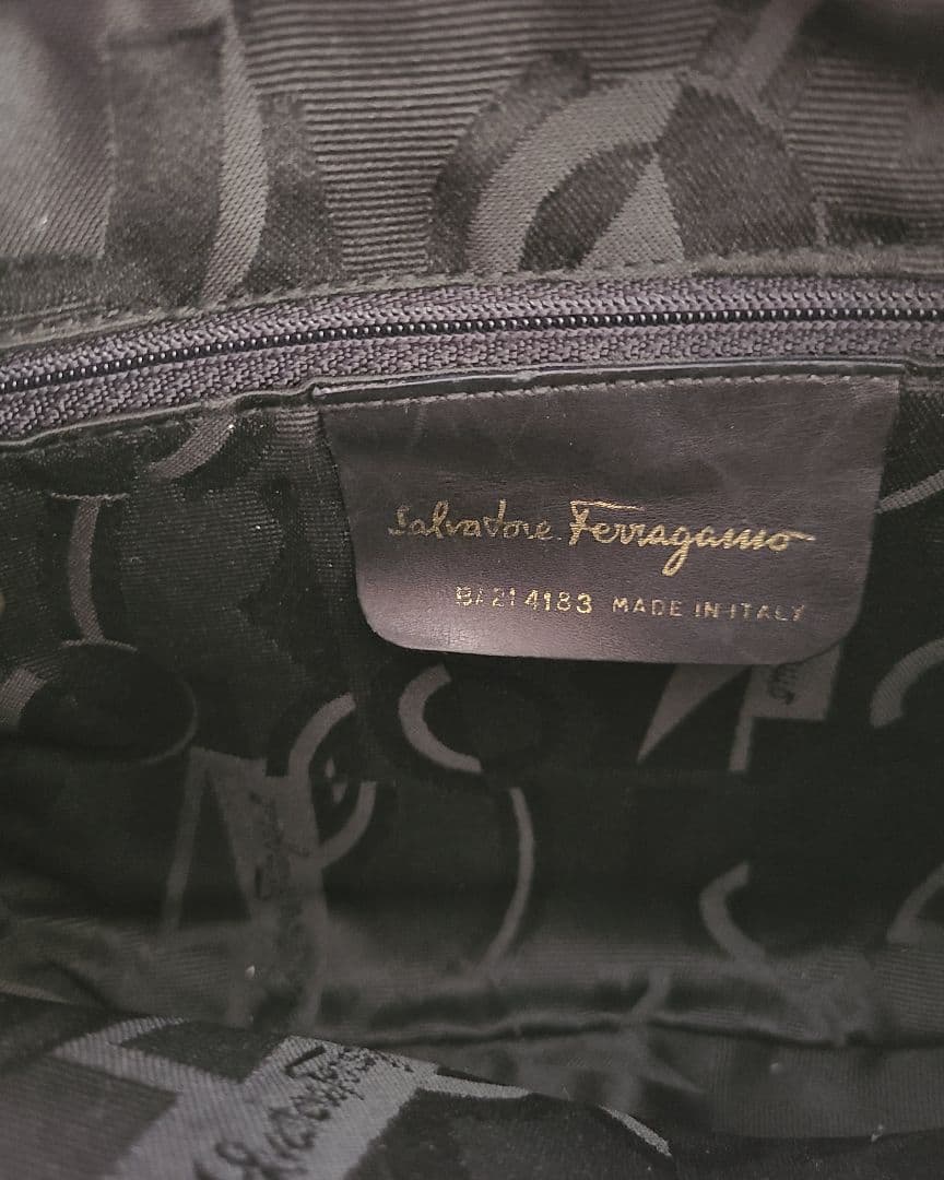 Salvatore Ferragamoショルダーバッグ 『 美品』グレージュ