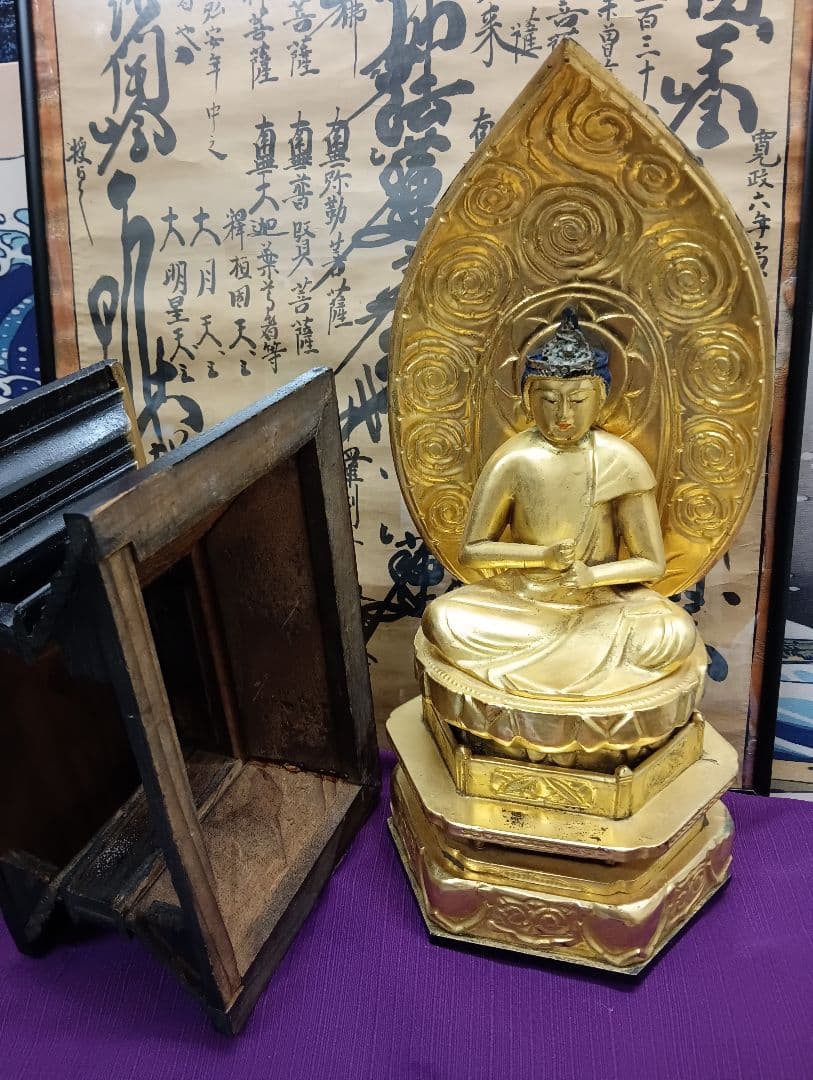 大日如来明治大正時代頃木製金箔塗座像高さ４３センチ（台座含む）台座虫喰い有り品
