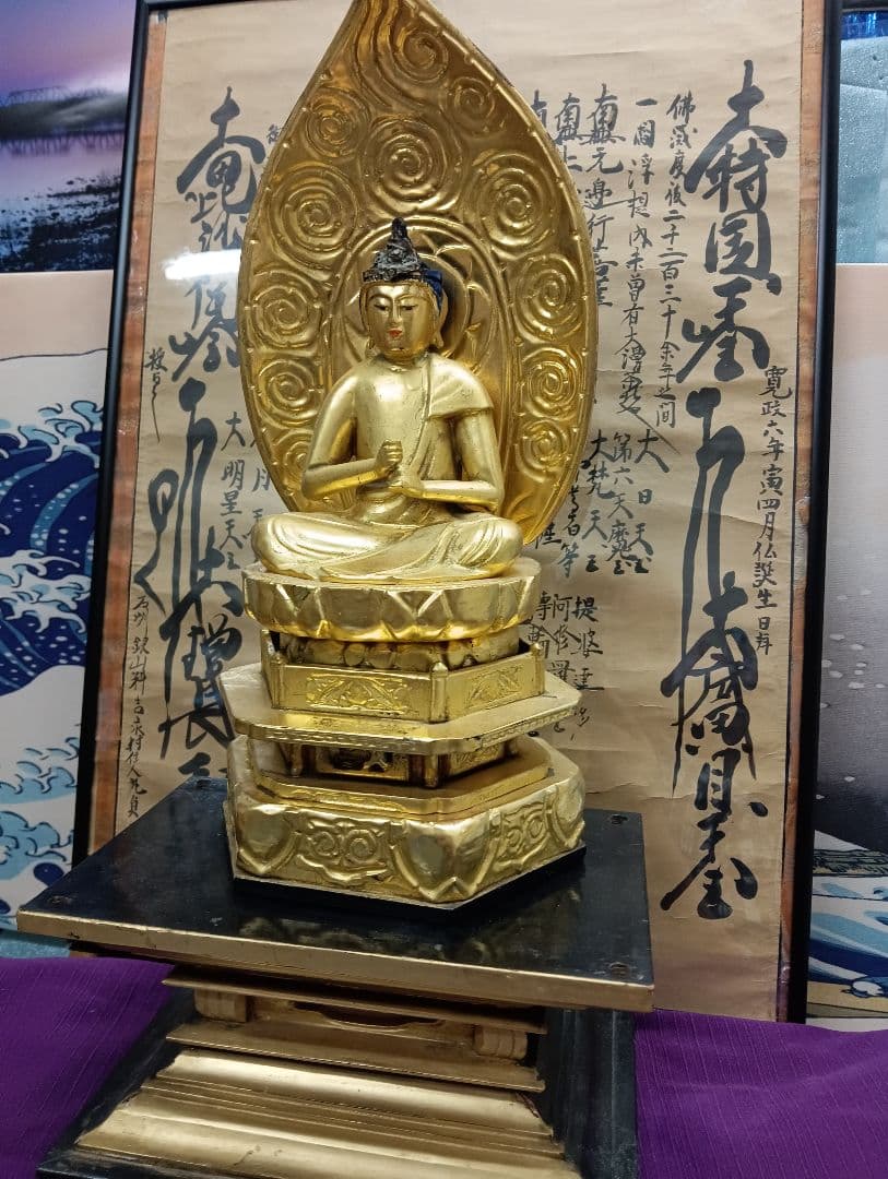 大日如来明治大正時代頃木製金箔塗座像高さ４３センチ（台座含む）台座虫喰い有り品