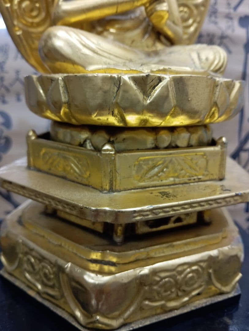 大日如来明治大正時代頃木製金箔塗座像高さ４３センチ（台座含む）台座虫喰い有り品