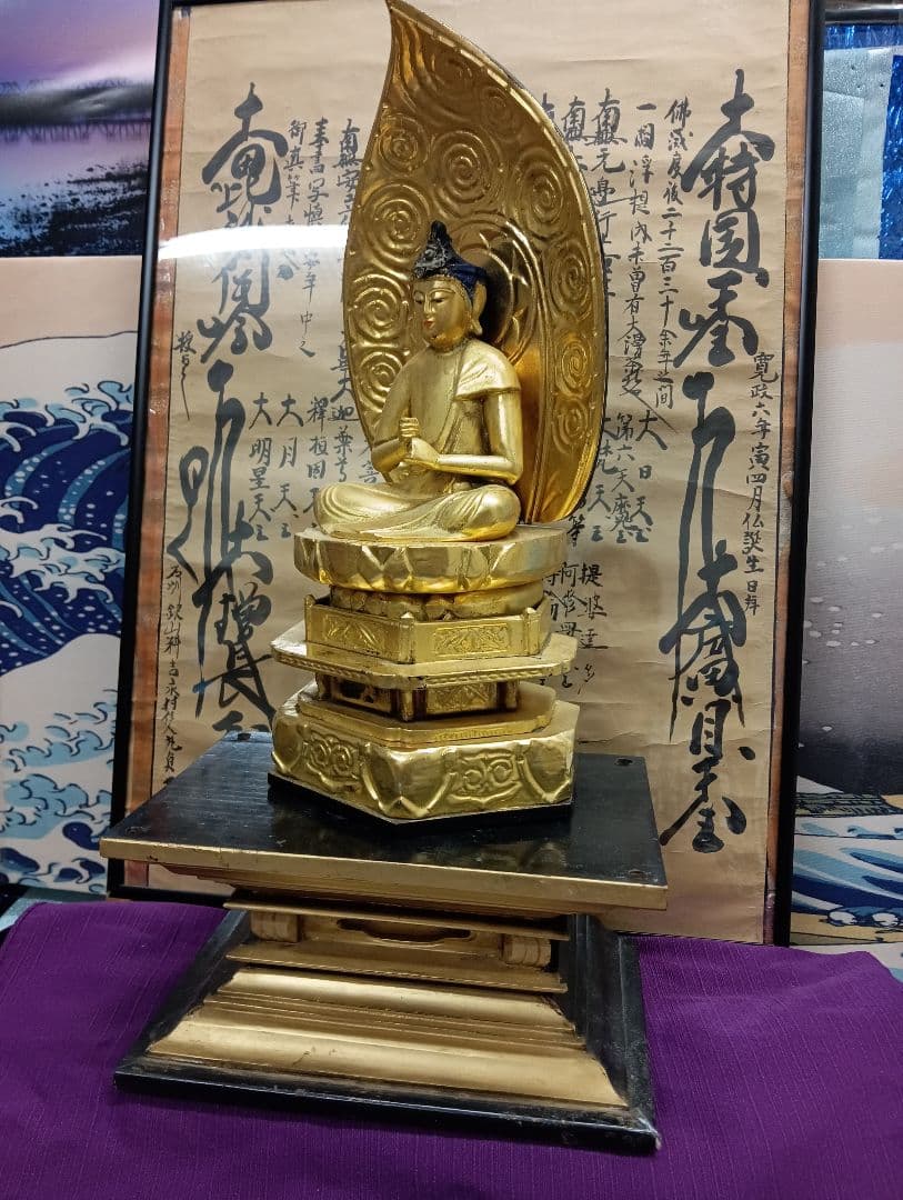 大日如来明治大正時代頃木製金箔塗座像高さ４３センチ（台座含む）台座虫喰い有り品