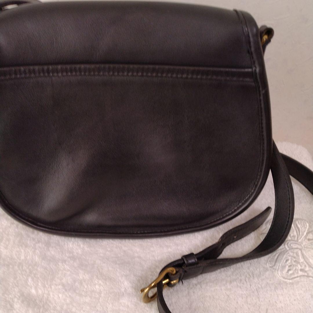 COACH 黒のレザー ハーフムーン型ショルダーバッグ