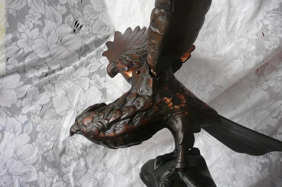 金属製、鷹鳥の置物