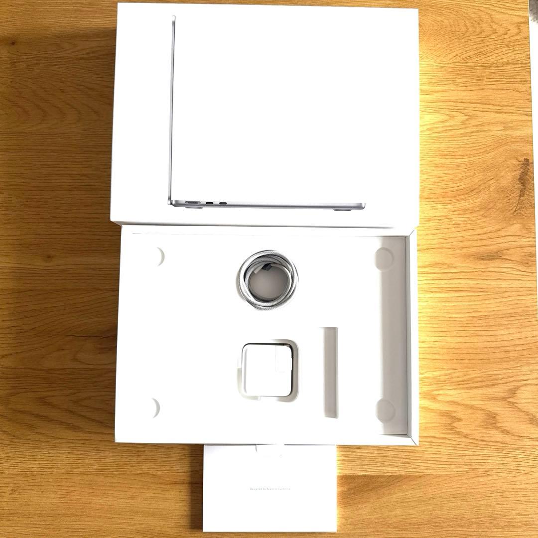 美品【MacBook Air 13.6インチ M2】