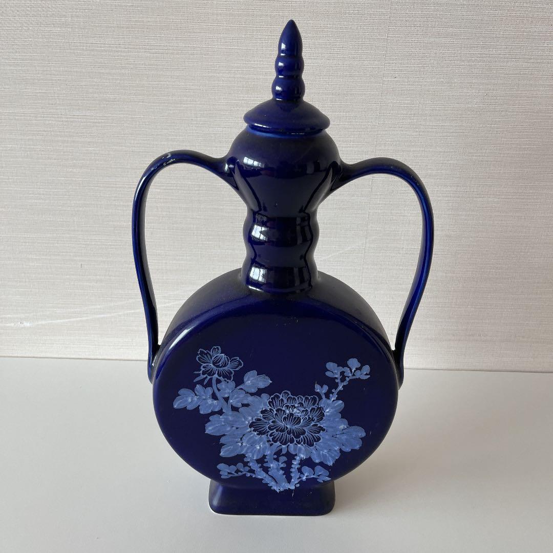 花模様の碧い陶器（高さ約50cm、横約25cm）