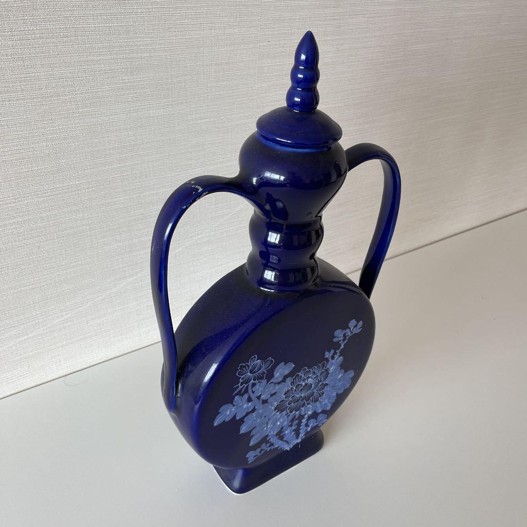 花模様の碧い陶器（高さ約50cm、横約25cm）