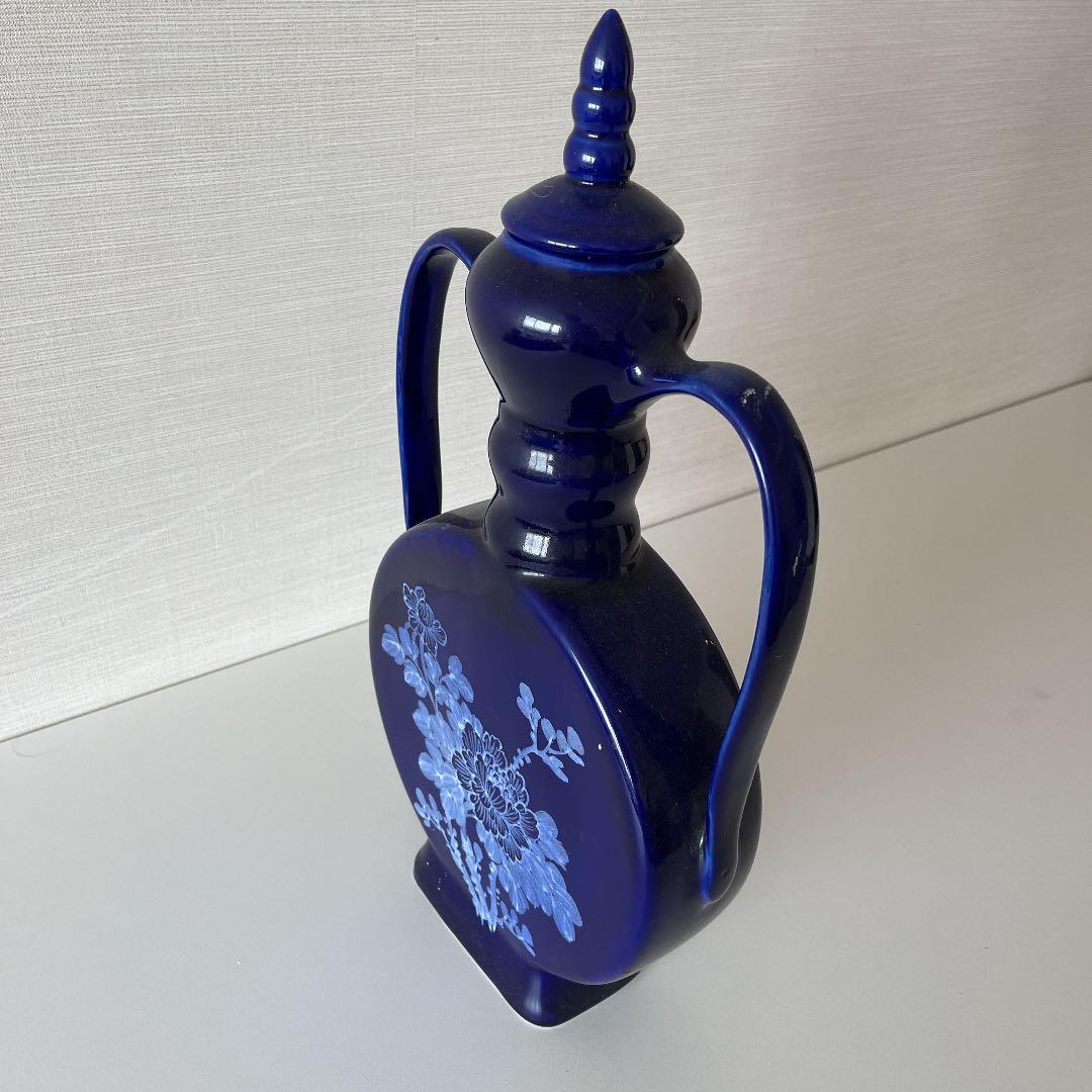 花模様の碧い陶器（高さ約50cm、横約25cm）