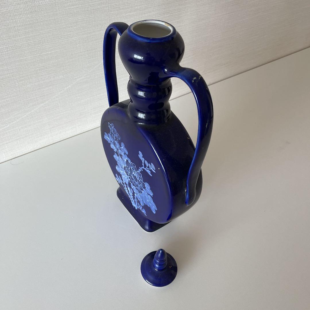 花模様の碧い陶器（高さ約50cm、横約25cm）