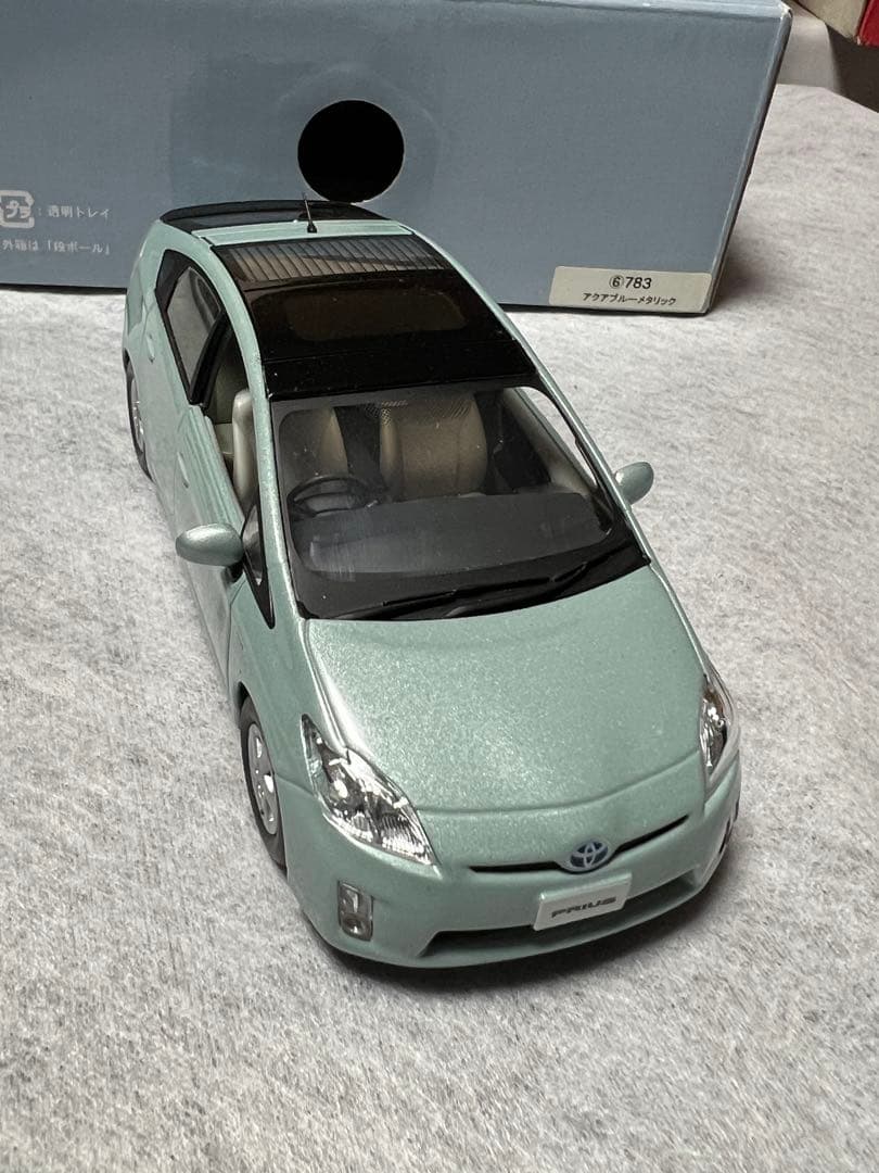 トヨタ　プリウス　カラーサンプル　アクアブルー