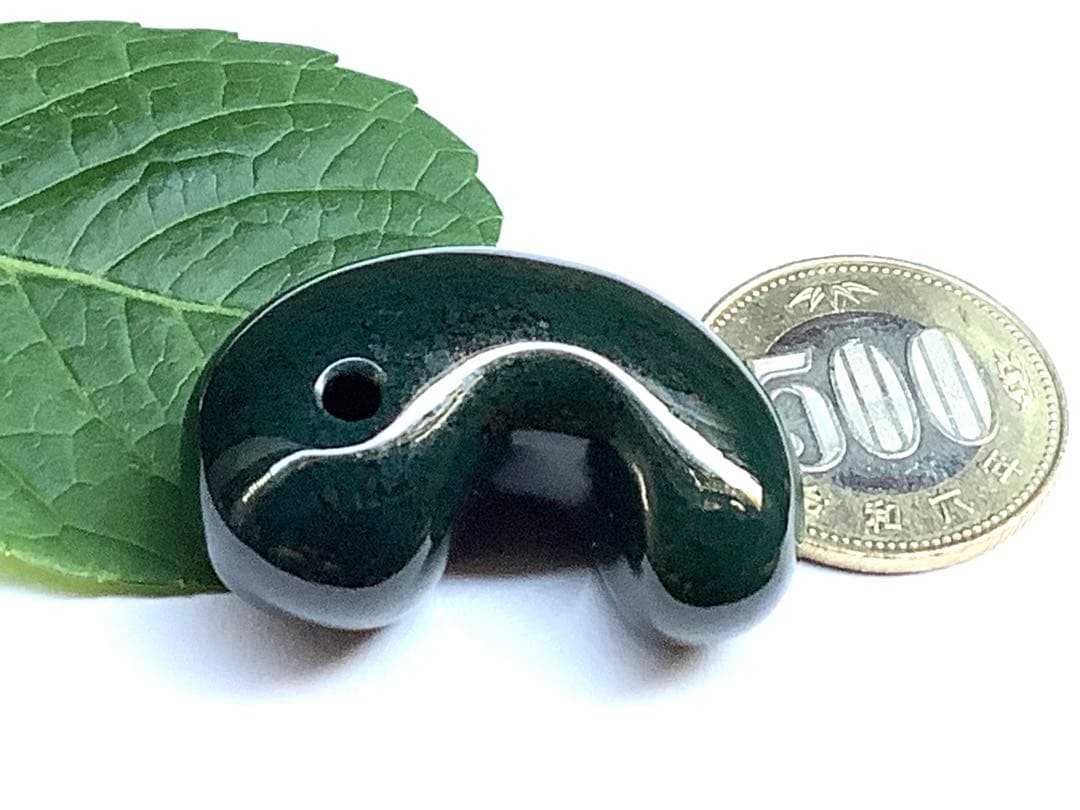 神宿る【 出雲石(青緑色の碧玉) 】島根県花仙山瑪瑙　青瑪瑙　出雲型勾玉　鑑別‼️