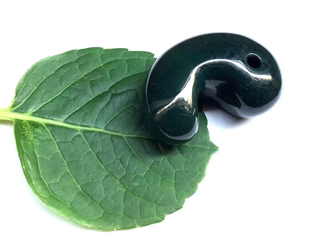 神宿る【 出雲石(青緑色の碧玉) 】島根県花仙山瑪瑙　青瑪瑙　出雲型勾玉　鑑別‼️