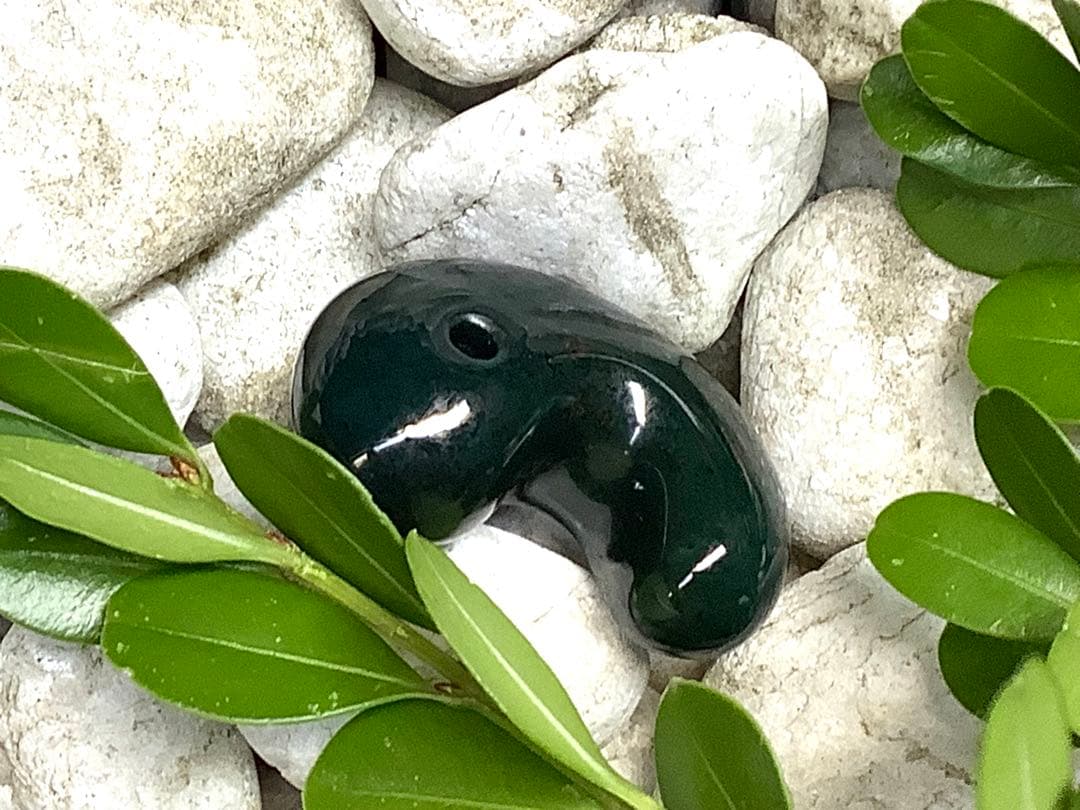 神宿る【 出雲石(青緑色の碧玉) 】島根県花仙山瑪瑙　青瑪瑙　出雲型勾玉　鑑別‼️