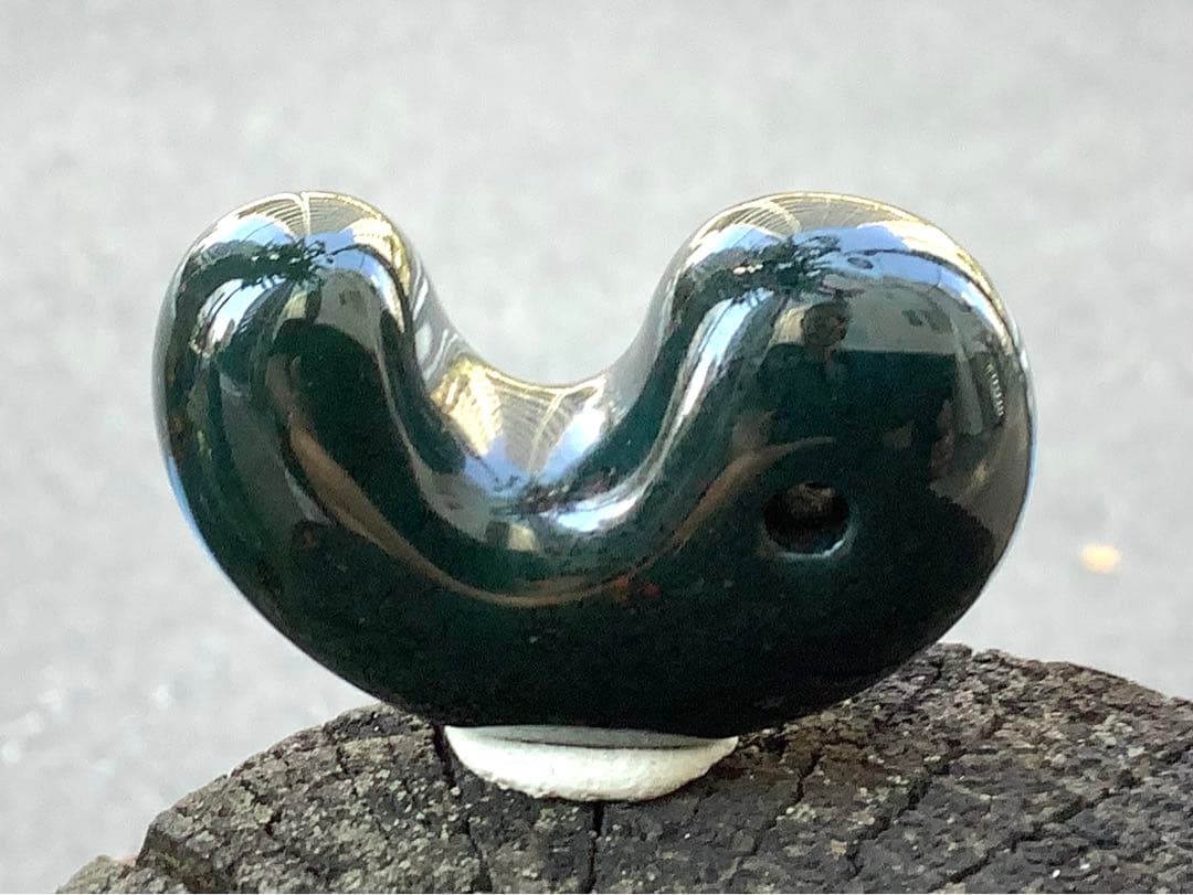 神宿る【 出雲石(青緑色の碧玉) 】島根県花仙山瑪瑙　青瑪瑙　出雲型勾玉　鑑別‼️