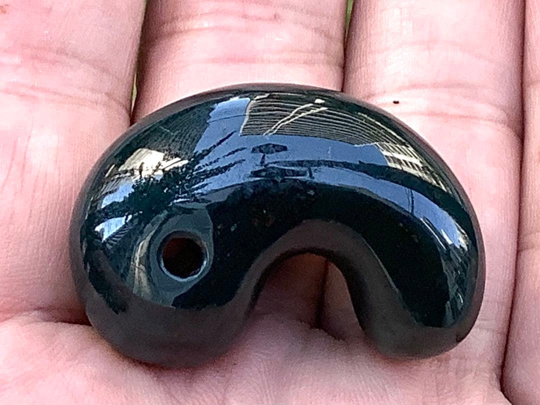 神宿る【 出雲石(青緑色の碧玉) 】島根県花仙山瑪瑙　青瑪瑙　出雲型勾玉　鑑別‼️