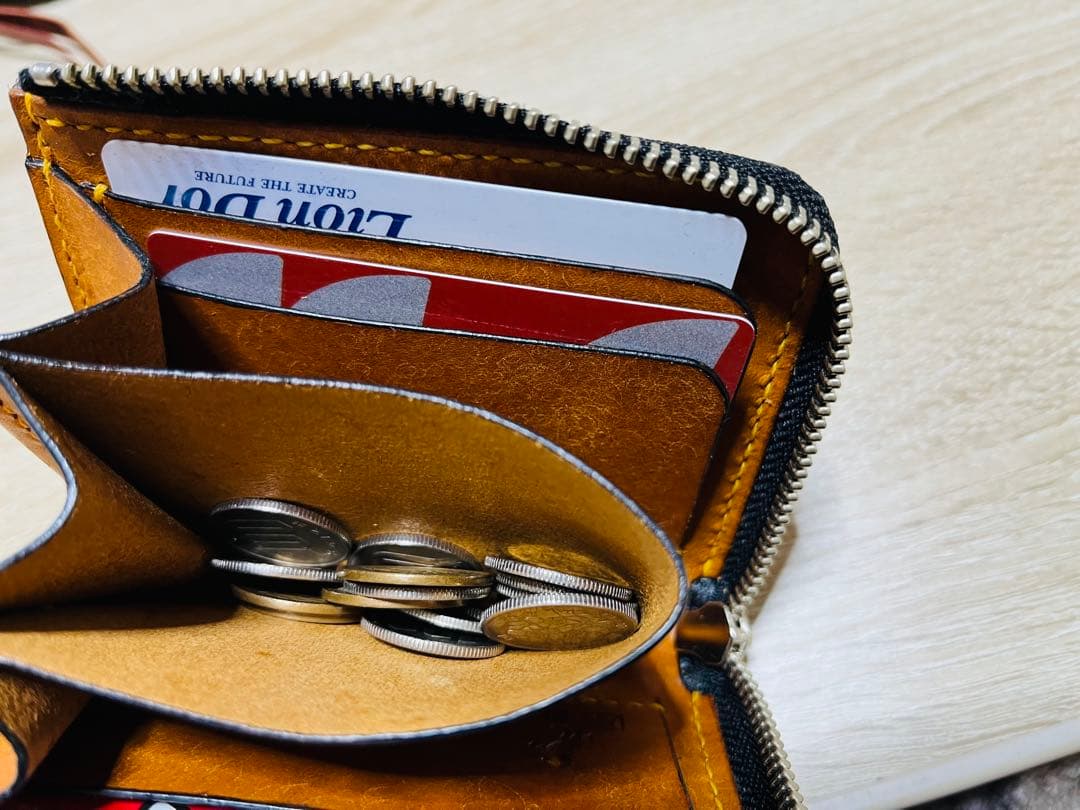 パッと見白いダークブラウン×オルモ（山吹色）のL字ファスナーウォレット